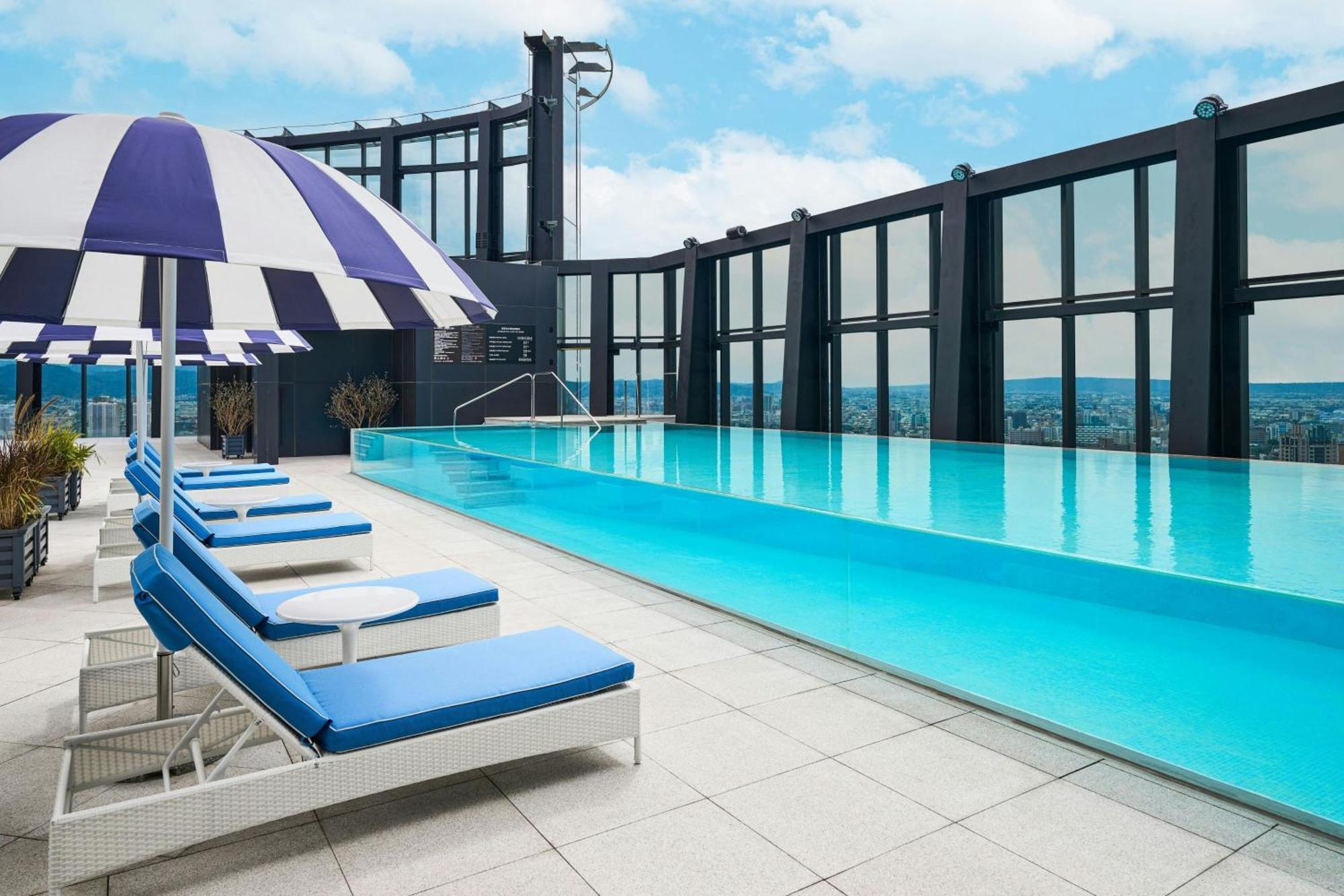 Le Méridien Taichung Exterior foto The rooftop pool at The Westin